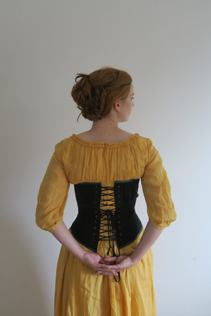 Victorian corset, End 1890s